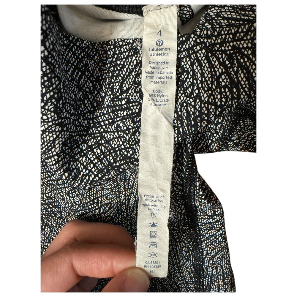 LULULEMON Wunder Under High Rise Crop Black Gray Print Luxtreme Size 4 EUC - Picture 6 of 7